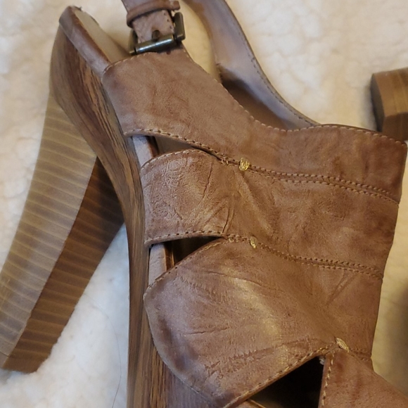 Heeled sandal - Picture 2 of 3